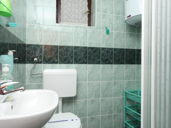 Rooms with a parking space Premantura, Medulin - 7463 : photo 3 de la chambre chambre double avec balcon - vue sur mer