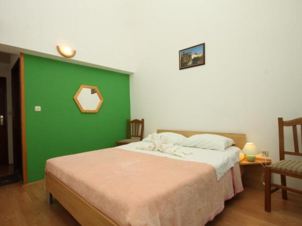 Rooms with a parking space Premantura, Medulin - 7463 : photo 3 de la chambre chambre double avec balcon - vue sur mer