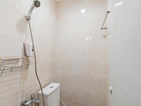 Urbanview Hotel Minongga Pondok Labu by RedDoorz : photo 5 de la chambre chambre double supérieure