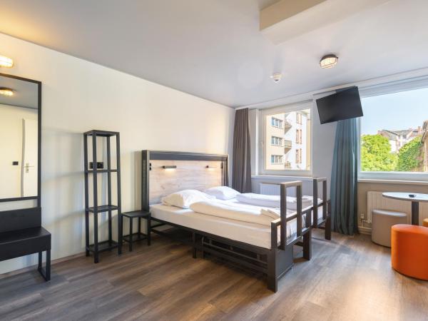 a&o Frankfurt Galluswarte : photo 3 de la chambre chambre quadruple