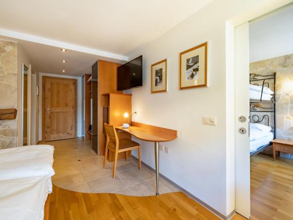 Hotel Pollux : photo 1 de la chambre chambre familiale (2 adultes et 2 enfants)