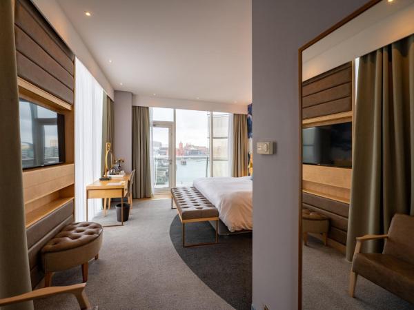 voco St. David's Cardiff, an IHG Hotel : photo 3 de la chambre grande chambre lit king-size avec balcon