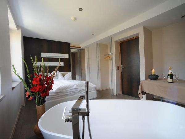 Chez Gilles hôtel resto bar SA : photo 4 de la chambre chambre simple standard avec salle de bains commune