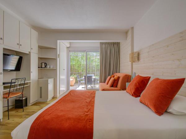 Le Cottage - Hotel & Spa : photo 4 de la chambre chambre double privilège avec canapé et terrasse (2 adultes + 2 enfants)