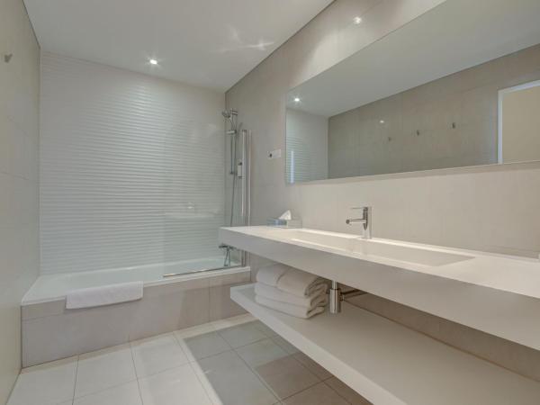 Le Cottage - Hotel & Spa : photo 10 de la chambre chambre double premium avec canapé et terrasse (2 adultes + 2 enfants) - accès spa inclus