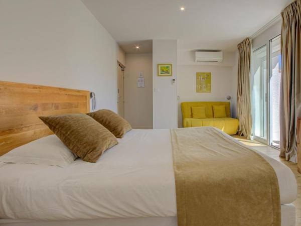 Le Cottage - Hotel & Spa : photo 9 de la chambre chambre double premium avec canapé et terrasse (2 adultes + 2 enfants) - accès spa inclus