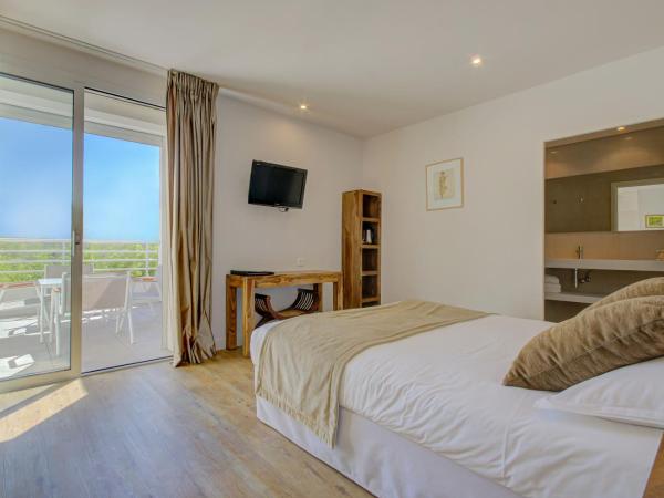 Le Cottage - Hotel & Spa : photo 8 de la chambre chambre double premium avec canapé et terrasse (2 adultes + 2 enfants) - accès spa inclus
