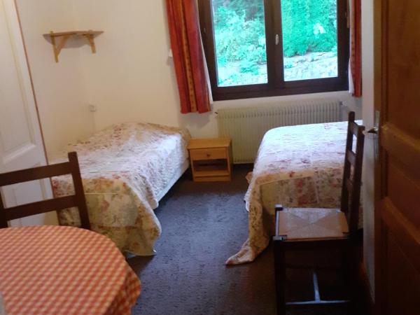 Hotel Bergerie Chatel : photo 4 de la chambre chambre quadruple avec salle de bains