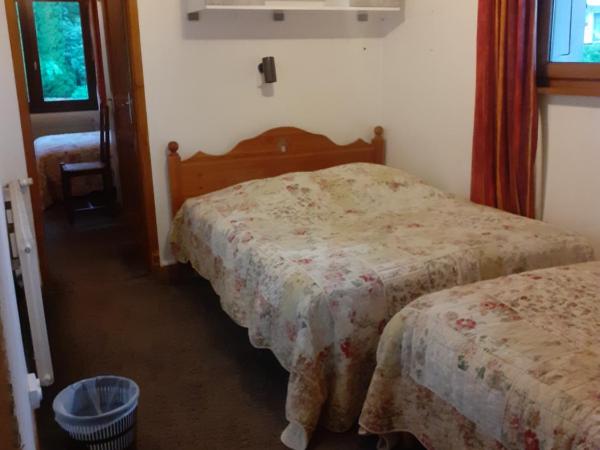 Hotel Bergerie Chatel : photo 3 de la chambre chambre quadruple avec salle de bains