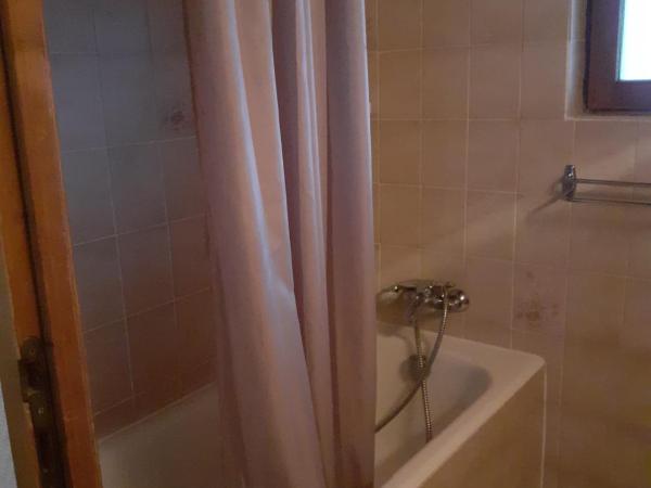 Hotel Bergerie Chatel : photo 2 de la chambre chambre quadruple avec salle de bains