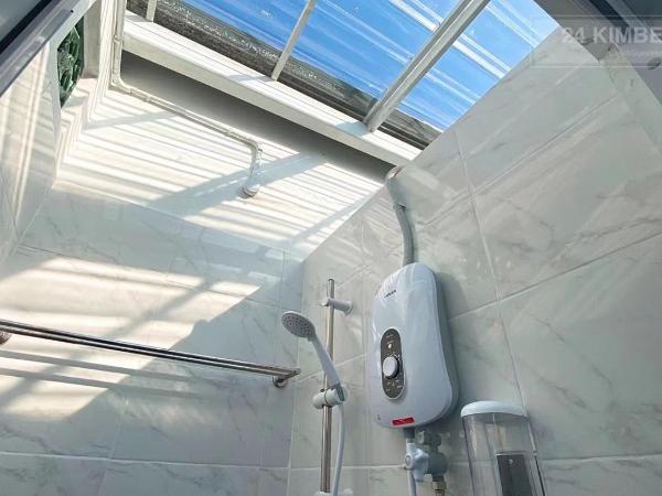 24 Kimberley : photo 10 de la chambre chambre quadruple avec salle de bains commune