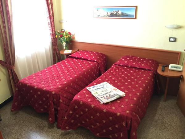 Hotel Helvetia : photo 3 de la chambre chambre lits jumeaux
