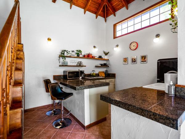 Dallas Oak Lawn Oasis w/ Private Pool, Hot Tub : photo 1 de la chambre maison 2 chambres