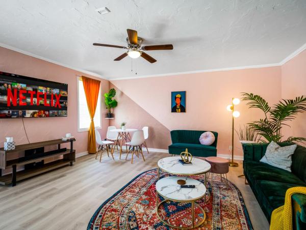 Dallas Oak Lawn Oasis w/ Private Pool, Hot Tub : photo 4 de la chambre maison 2 chambres