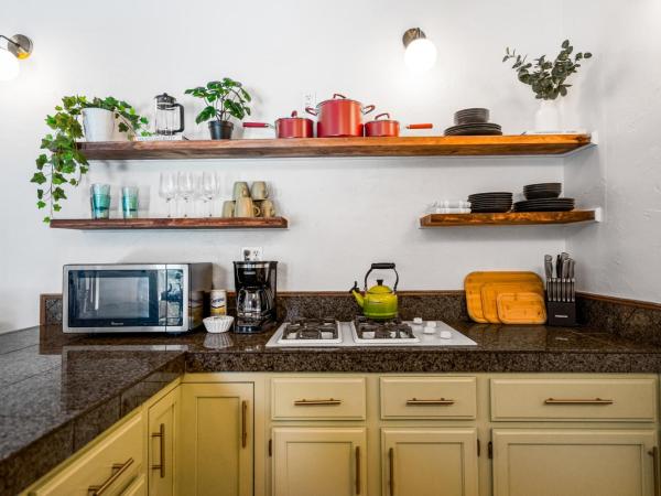 Dallas Oak Lawn Oasis w/ Private Pool, Hot Tub : photo 5 de la chambre maison 2 chambres