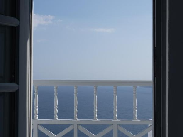 Oia Spirit Boutique Residences : photo 6 de la chambre suite exclusive avec petite piscine extérieure et balcon - vue sur dômes bleus