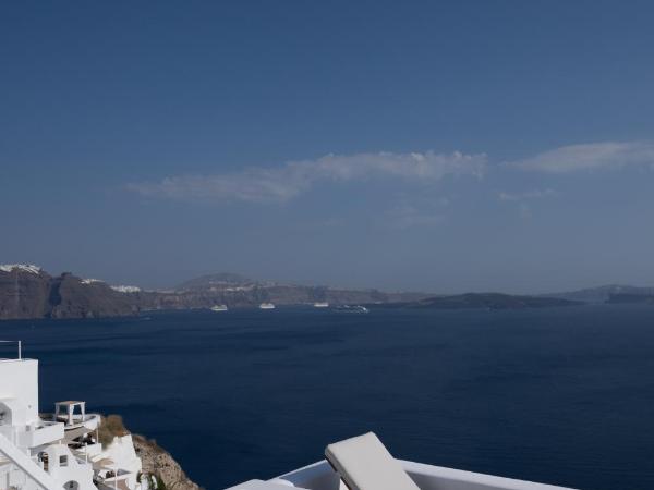 Oia Spirit Boutique Residences : photo 3 de la chambre suite exclusive avec petite piscine extérieure et balcon - vue sur dômes bleus