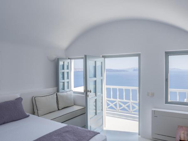 Oia Spirit Boutique Residences : photo 4 de la chambre suite exclusive avec petite piscine extérieure et balcon - vue sur dômes bleus