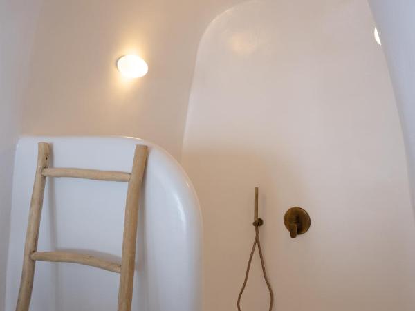 Oia Spirit Boutique Residences : photo 7 de la chambre suite avec petite piscine extérieure et balcon - vue sur dômes bleus
