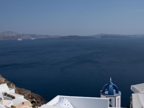 Oia Spirit Boutique Residences : photo 10 de la chambre suite avec petite piscine extérieure et balcon - vue sur dômes bleus