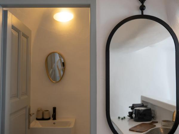 Oia Spirit Boutique Residences : photo 9 de la chambre suite avec petite piscine extérieure et balcon - vue sur dômes bleus
