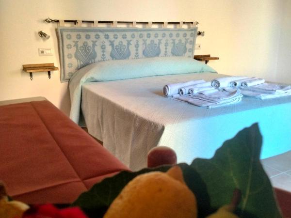 Agriturismo i doni del mandorlo : photo 5 de la chambre chambre double deluxe avec lit d'appoint