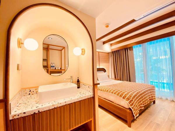 Miami Hotel Bangkok - SHA Plus : photo 10 de la chambre chambre de luxe - accès piscine