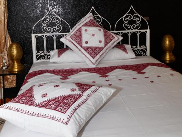 Riad Parfums de OUARZAZATE : photo 1 de la chambre chambre familiale avec salle de bains