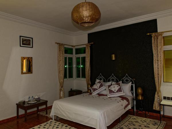 Riad Parfums de OUARZAZATE : photo 5 de la chambre chambre familiale avec salle de bains