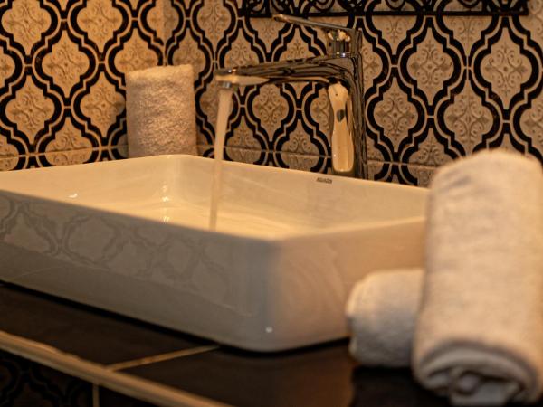 Riad Parfums de OUARZAZATE : photo 7 de la chambre chambre familiale avec salle de bains