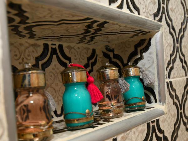 Riad Parfums de OUARZAZATE : photo 8 de la chambre chambre familiale avec salle de bains