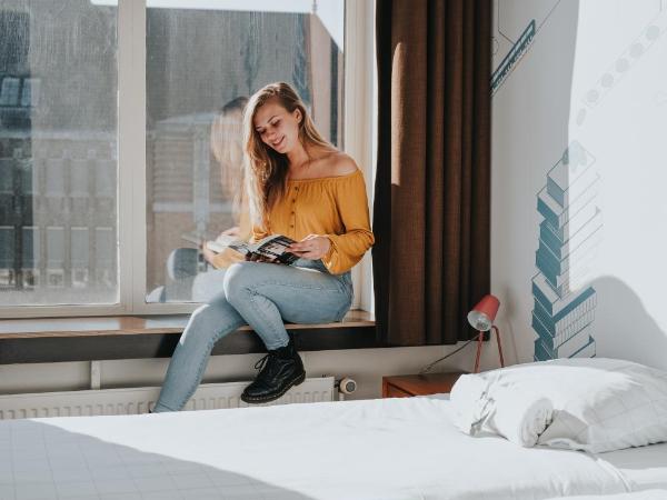 Stayokay Hostel Utrecht Centrum : photo 2 de la chambre hébergement double confort avec salle de bains privative et douche