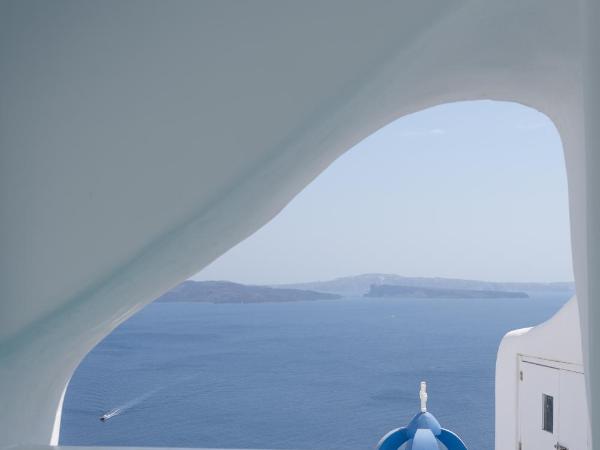 Oia Spirit Boutique Residences : photo 9 de la chambre suite avec petite piscine extérieure et terrasse - vue sur caldeira