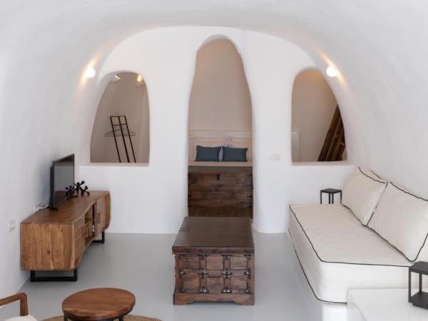 Oia Spirit Boutique Residences : photo 6 de la chambre suite avec petite piscine extérieure et terrasse - vue sur caldeira