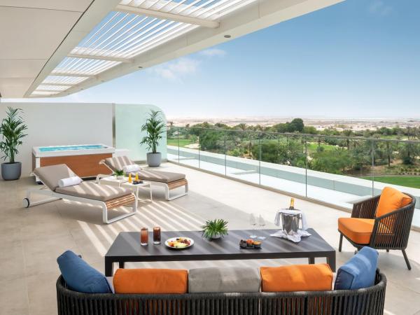 JA The Resort - JA Lake View Hotel, Dubai : photo 1 de la chambre suite 2 chambres avec jacuzzi extérieur