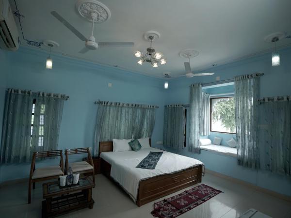 Devendragarh Palace - Luxury Paying Guest House : photo 7 de la chambre suite avec vue sur lac 