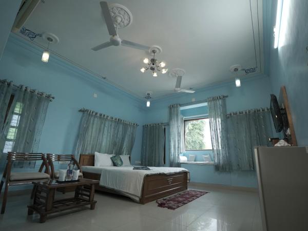 Devendragarh Palace - Luxury Paying Guest House : photo 6 de la chambre suite avec vue sur lac 