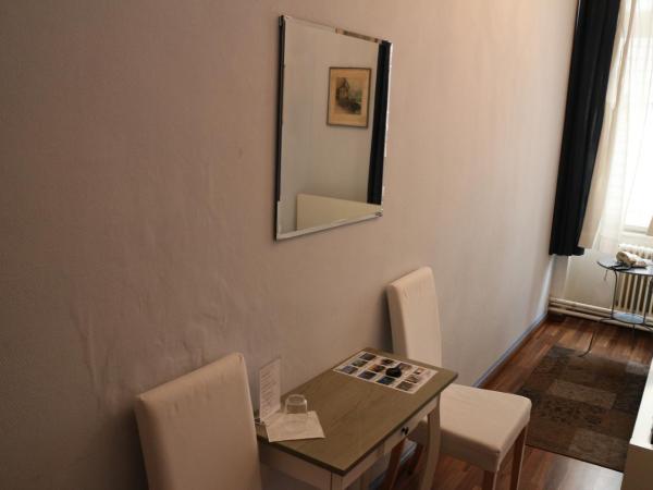 Pension Lerner : photo 7 de la chambre chambre simple avec toilettes communes dans le couloir