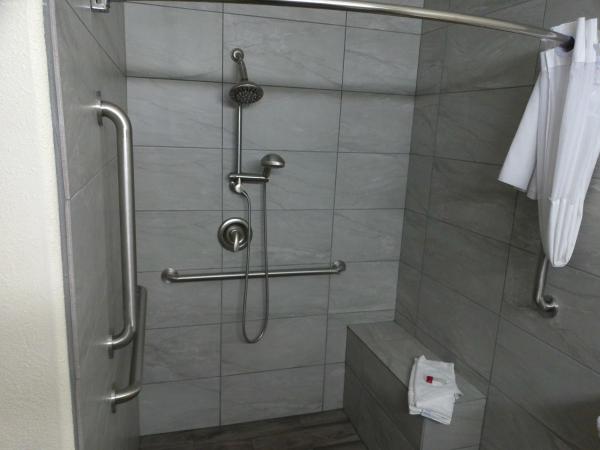 Days Inn & Suites by Wyndham Tucson/Marana : photo 9 de la chambre chambre lit king-size avec douche à l'italienne - accessible aux personnes à mobilité réduite - non-fumeurs