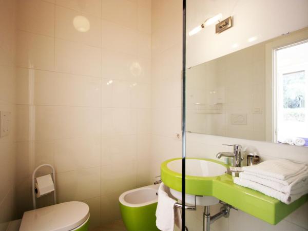 Capri Inn : photo 9 de la chambre chambre lits jumeaux - vue sur mer