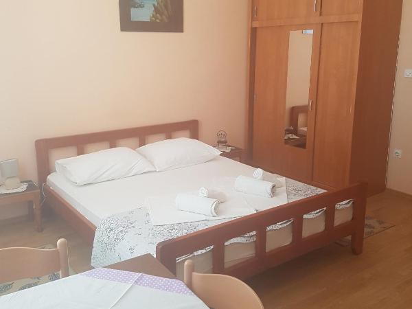 Apartments and rooms with parking space Solaris, Sibenik - 12269 : photo 1 de la chambre studio avec terrasse et vue sur la mer