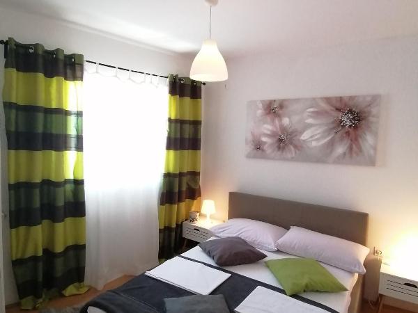 Apartments and rooms with parking space Crikvenica - 12305 : photo 1 de la chambre appartement 2 chambres avec terrasse et vue sur la mer