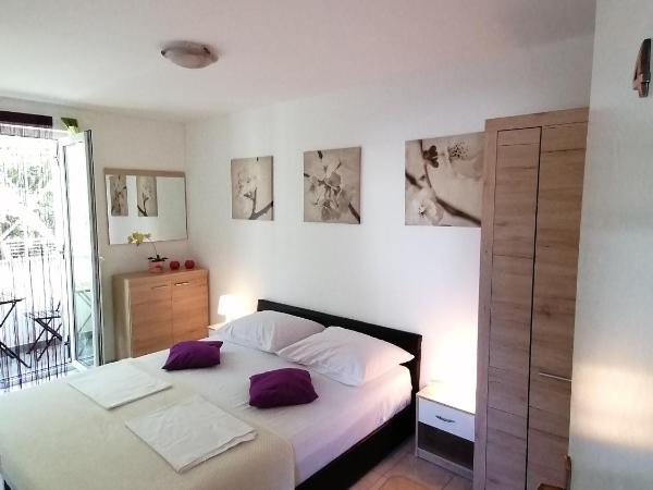 Apartments and rooms with parking space Crikvenica - 12305 : photo 1 de la chambre chambre lits jumeaux avec balcon