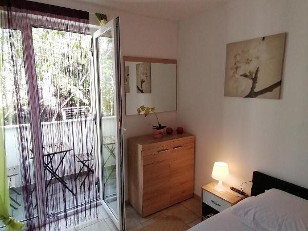 Apartments and rooms with parking space Crikvenica - 12305 : photo 2 de la chambre chambre lits jumeaux avec balcon