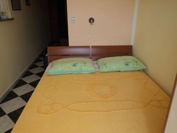 Apartments and rooms with parking space Rabac, Labin - 12368 : photo 2 de la chambre chambre double avec terrasse - vue sur mer