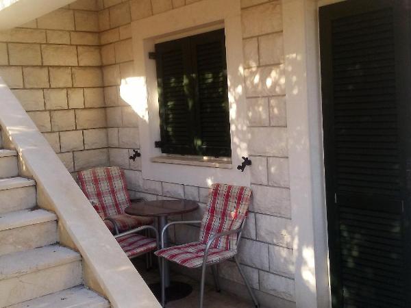 Apartments and rooms by the sea Stanici, Omis - 14782 : photo 10 de la chambre appartement 1 chambre avec terrasse