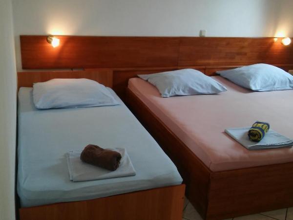 Apartments and rooms by the sea Stanici, Omis - 14782 : photo 1 de la chambre chambre triple