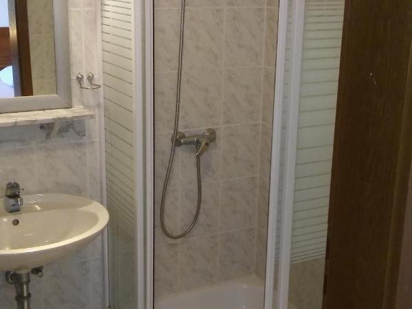 Apartments and rooms by the sea Stanici, Omis - 14782 : photo 3 de la chambre chambre triple