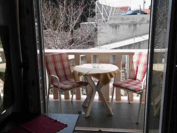 Apartments and rooms by the sea Stanici, Omis - 14782 : photo 5 de la chambre chambre double avec balcon