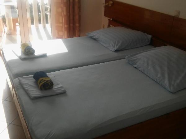 Apartments and rooms by the sea Stanici, Omis - 14783 : photo 1 de la chambre chambre double avec balcon - vue sur mer